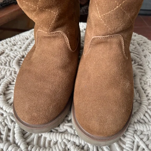 BearPaw quilted, tall  boots size 8 - Picture 4 of 14